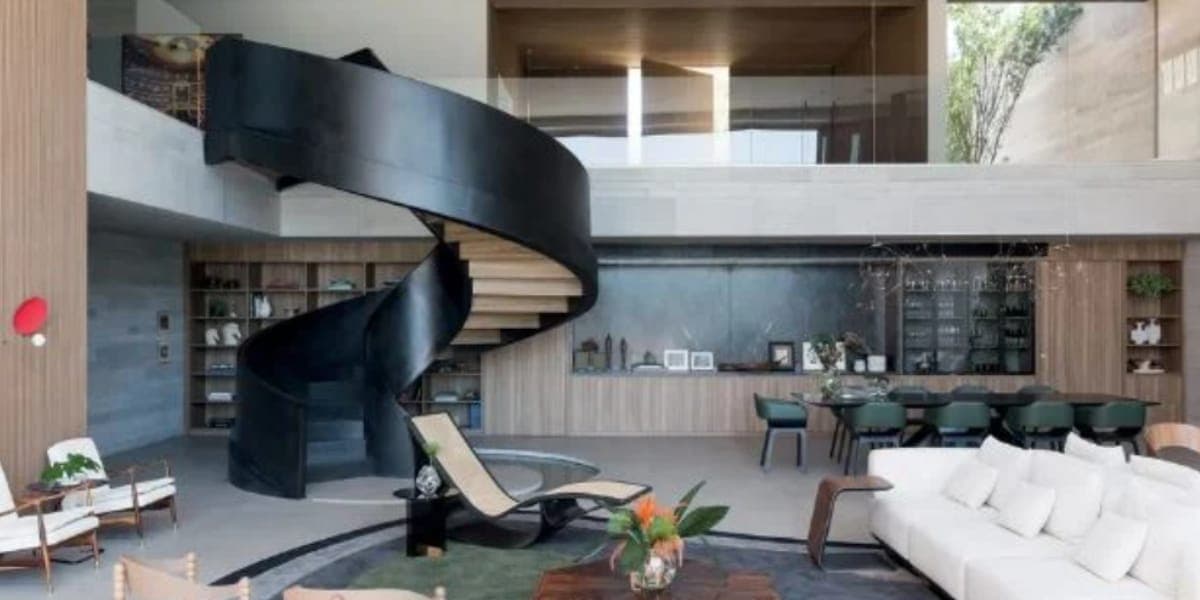 Sala de estar luxuosa da mansão de Cláudia Raia com espaço para amigos e familiares (Reprodução: Youtbe) Sala de estar luxuosa da mansão de Cláudia Raia com espaço para amigos e familiares (Reprodução: Youtbe)