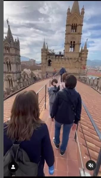 Sandy em viagem com Xororó, Noely e o filho pela Itália - Foto Reprodução Instagram Sandy em viagem com Xororó, Noely e o filho pela Itália - Foto Reprodução Instagram