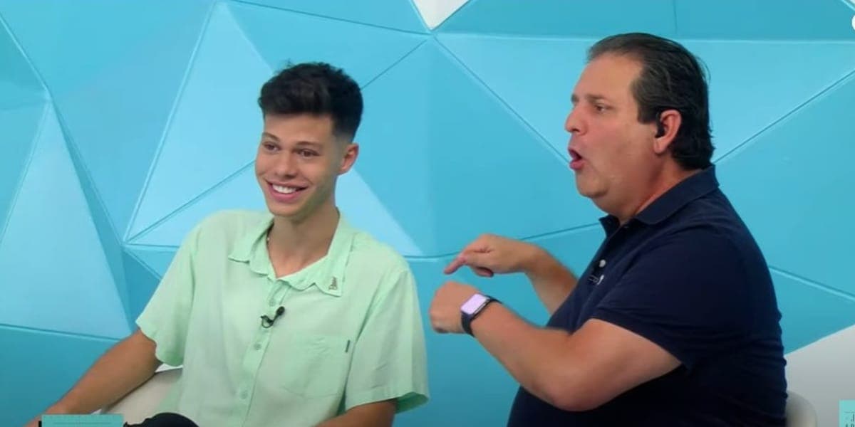 Ulisses Costa revela que João Pedro Sgarbi furtou uma camisa do Marcos Assunção ao vivo (Reprodução: Jogo Aberto/ Band) Ulisses Costa revela que João Pedro Sgarbi furtou uma camisa do Marcos Assunção ao vivo (Reprodução: Jogo Aberto/ Band)