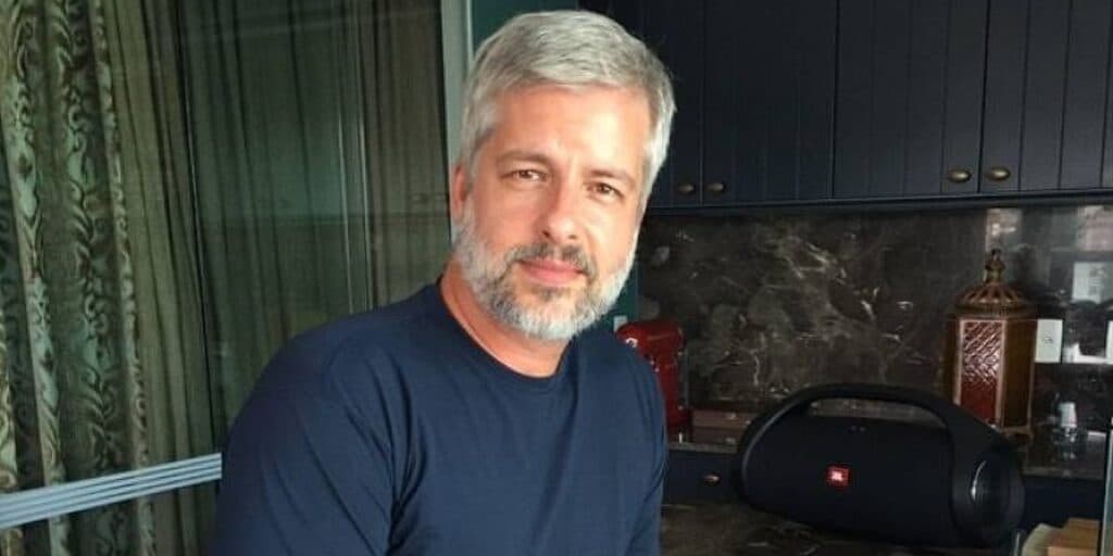 Condenado: Victor Chaves é acusado de paralisar show para expulsar funcionário e tem que pagar fortuna