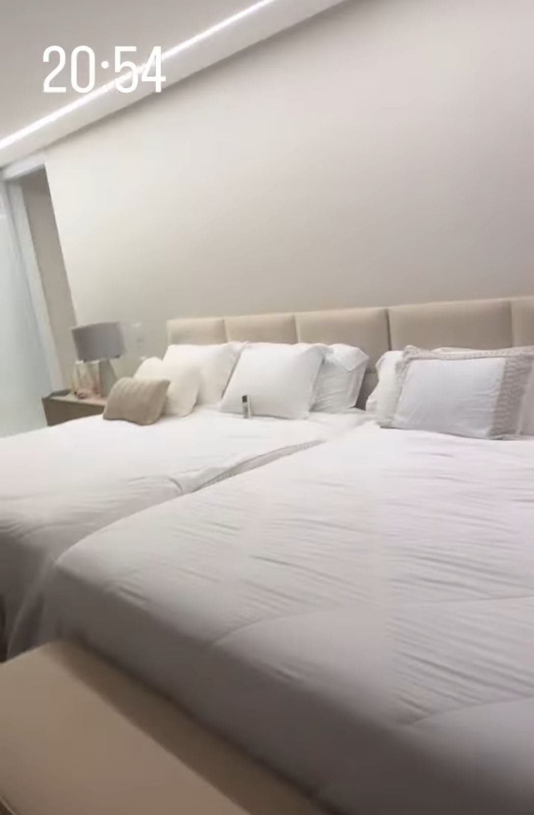 Virginia e Zé Felipe, são donos de um império e só o quarto do casal, com cama gigante e janela de luxo, cabe casa inteira dentro - Foto Reprodução Instagram Virginia e Zé Felipe, são donos de um império e só o quarto do casal, com cama gigante e janela de luxo, cabe casa inteira dentro - Foto Reprodução Instagram