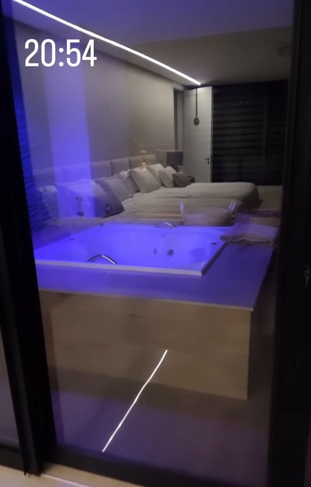 Virginia e Zé Felipe, são donos de um império e só o quarto do casal, com cama gigante e janela de luxo, cabe casa inteira dentro - Foto Reprodução Instagram Virginia e Zé Felipe, são donos de um império e só o quarto do casal, com cama gigante e janela de luxo, cabe casa inteira dentro - Foto Reprodução Instagram