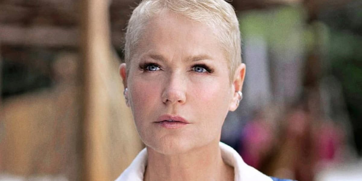 Xuxa Meneghel foi convidada para estrelar campanha do atual governo e posou com a esposa de Lula Xuxa Meneghel foi convidada para estrelar campanha do atual governo e posou com a esposa de Lula