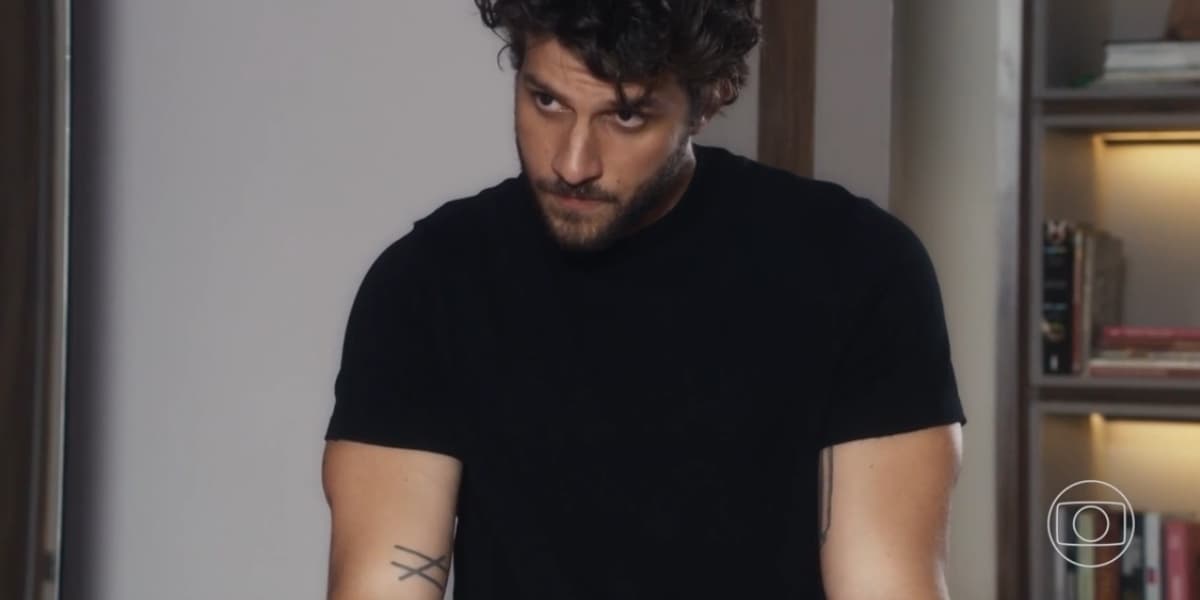 Ari usando camisa preta na novela Travessia Ari usando camisa preta na novela Travessia