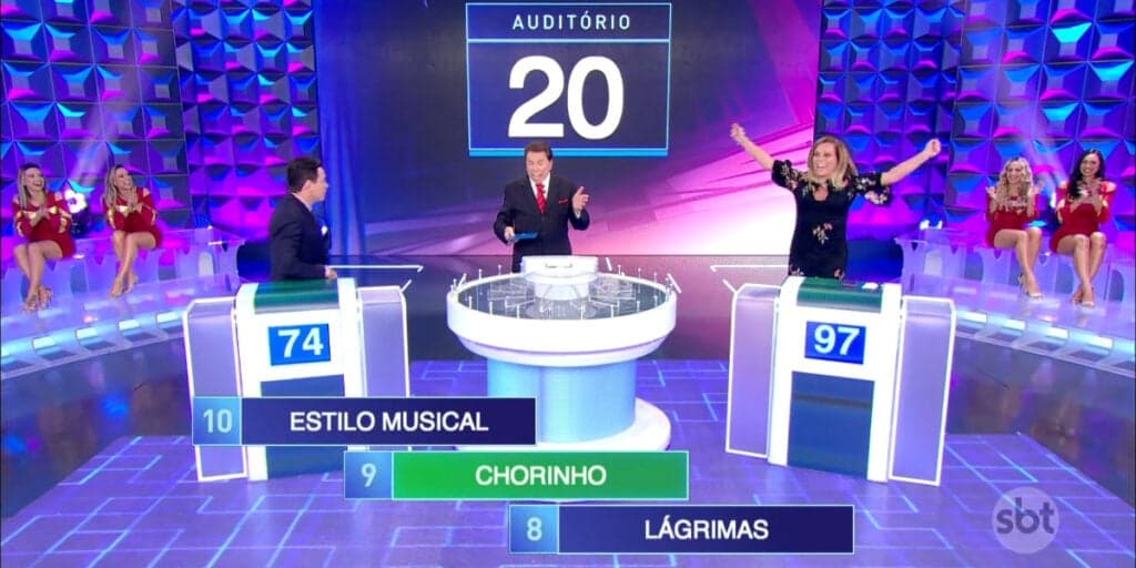 Silvio Santos rouba para queridinha da casa em seu programa e causa briga no palco: "Tô há mais tempo"