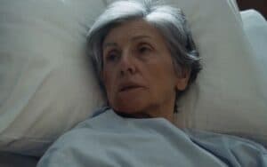Cidália (Cassia Kis) em cena de Travessia; mesmo na cama, ela tramará contra Ari (Chay Suede) (Foto: Reprodução / Globo) Cidália (Cassia Kis) em cena de Travessia; mesmo na cama, ela tramará contra Ari (Chay Suede) (Foto: Reprodução / Globo)