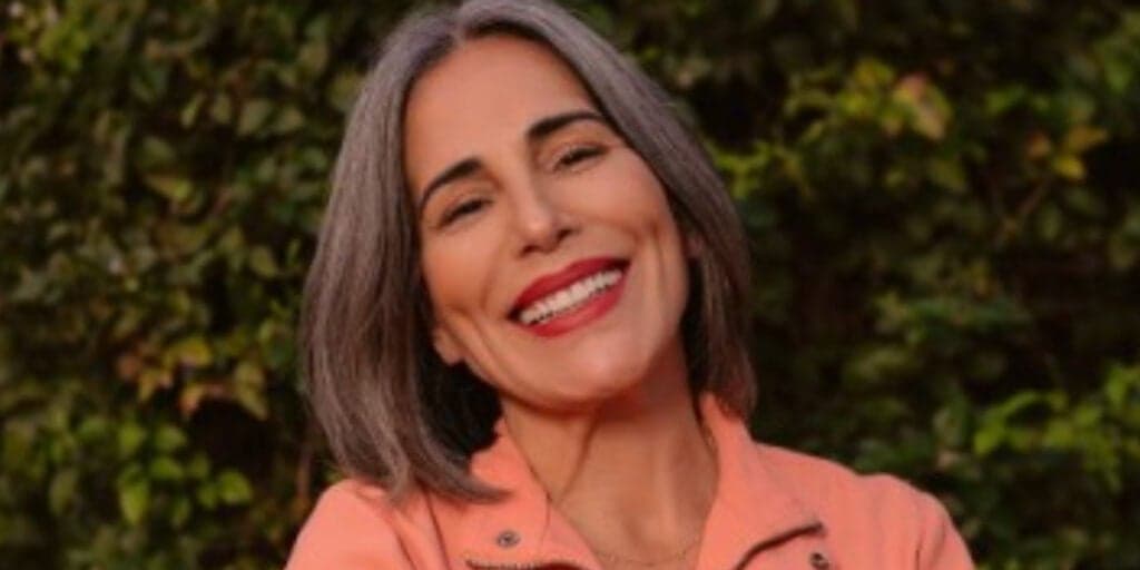 Glória Pires surge com filho gato e público surta com a beleza do rapaz: "Bento está um homem lindo"