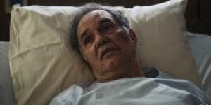 Guerra deitado na cama em cena da novela Travessia Guerra deitado na cama em cena da novela Travessia