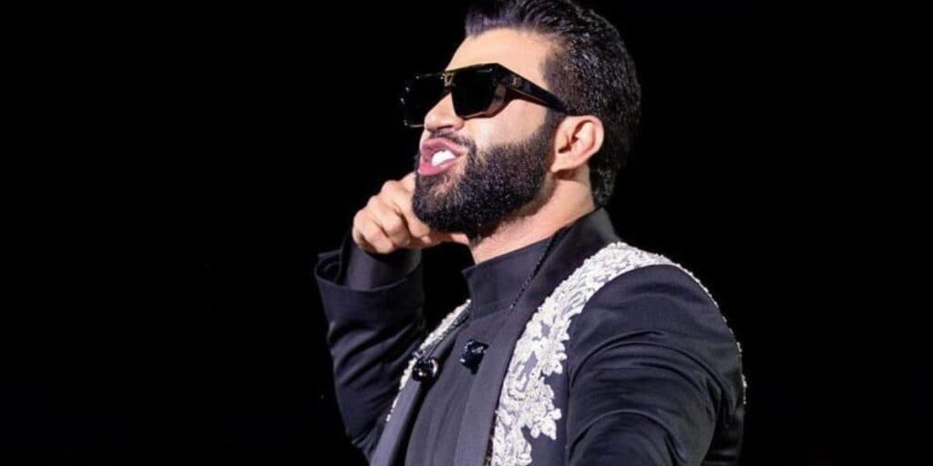 Gusttavo Lima acaba fazendo homem sair de ambulância em show, após enfiar bebida goela abaixo: "PT"