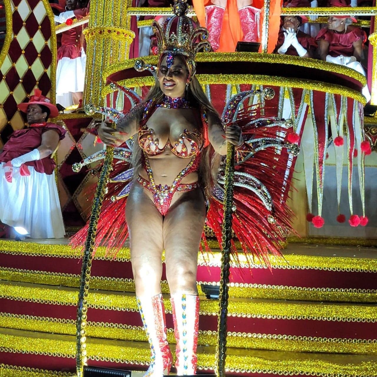 Rafaella, irmã de Neymar, é acusada de exagerar no photoshop e fãs fazem comparação (Reprodução - Twitter) Rafaella, irmã de Neymar, é acusada de exagerar no photoshop e fãs fazem comparação (Reprodução - Twitter)