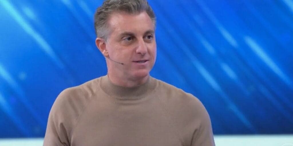 Luciano Huck não aguenta nervosismo no Domingão, deita no chão do estúdio e leva mãos ao rosto com situação