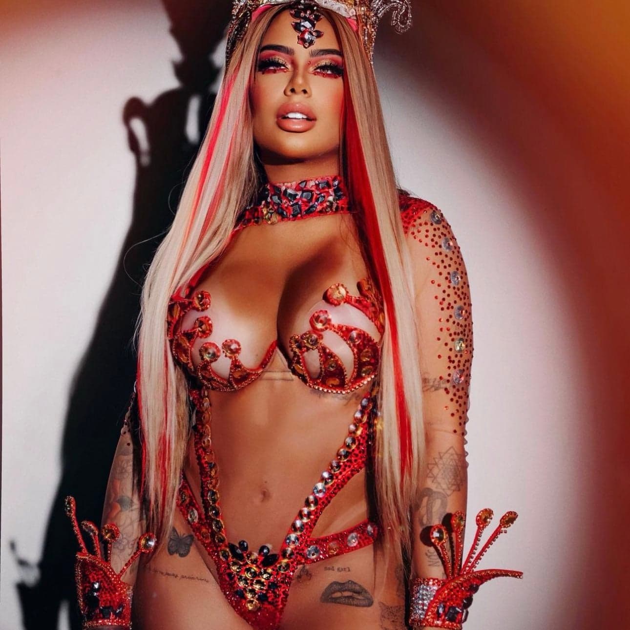 Rafaella, irmã de Neymar, é acusada de exagerar no photoshop e fãs fazem comparação (Reprodução - Instagram) Rafaella, irmã de Neymar, é acusada de exagerar no photoshop e fãs fazem comparação (Reprodução - Instagram)