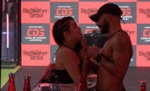 Ricardo avisa para Paula: 'Até a Final eu vou te dar um beijo (Foto: Reprodução / Globoplay) Ricardo avisa para Paula: 'Até a Final eu vou te dar um beijo (Foto: Reprodução / Globoplay)