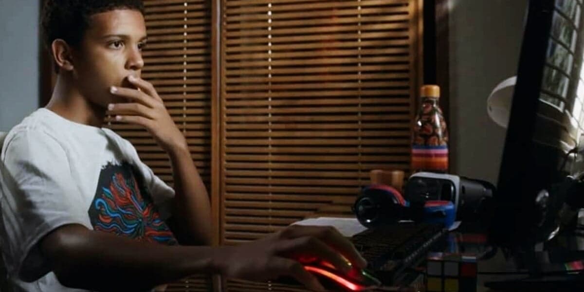 Theo viciado na novela Travessia Theo viciado na novela Travessia