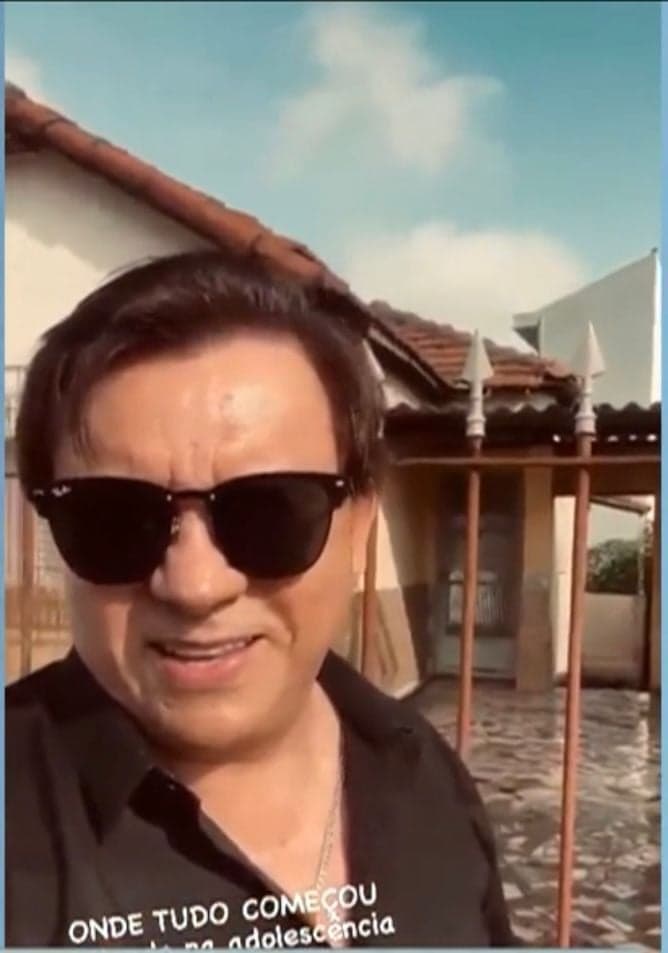 A casa que o famoso cantor Xororó viveu na infância ao lado de Chitãozinho está abandonada, tem portão simples e decoração antiga - Foto Reprodução Instagram A casa que o famoso cantor Xororó viveu na infância ao lado de Chitãozinho está abandonada, tem portão simples e decoração antiga - Foto Reprodução Instagram