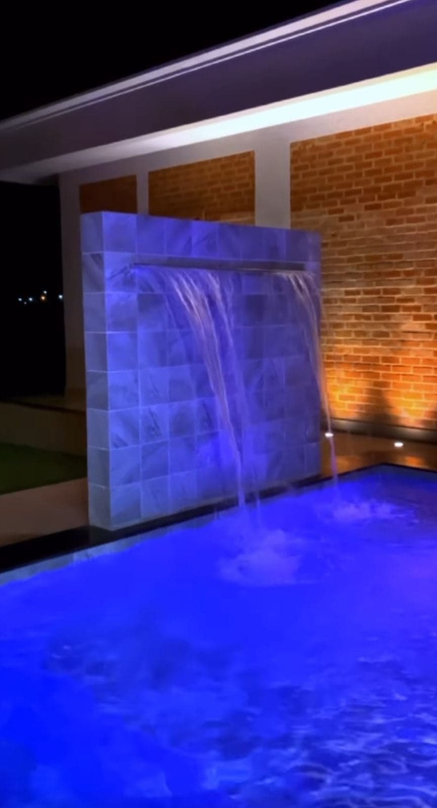 A piscina luxuosa da nova mansão de Poliana Rocha e do cantor Leonado - Foto Reprodução Instagram A piscina luxuosa da nova mansão de Poliana Rocha e do cantor Leonado - Foto Reprodução Instagram