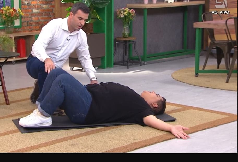 Arthur Pires no programa Mulheres, se alongando com médico fisioterapeuta - Foto Reprodução Arthur Pires no programa Mulheres, se alongando com médico fisioterapeuta - Foto Reprodução