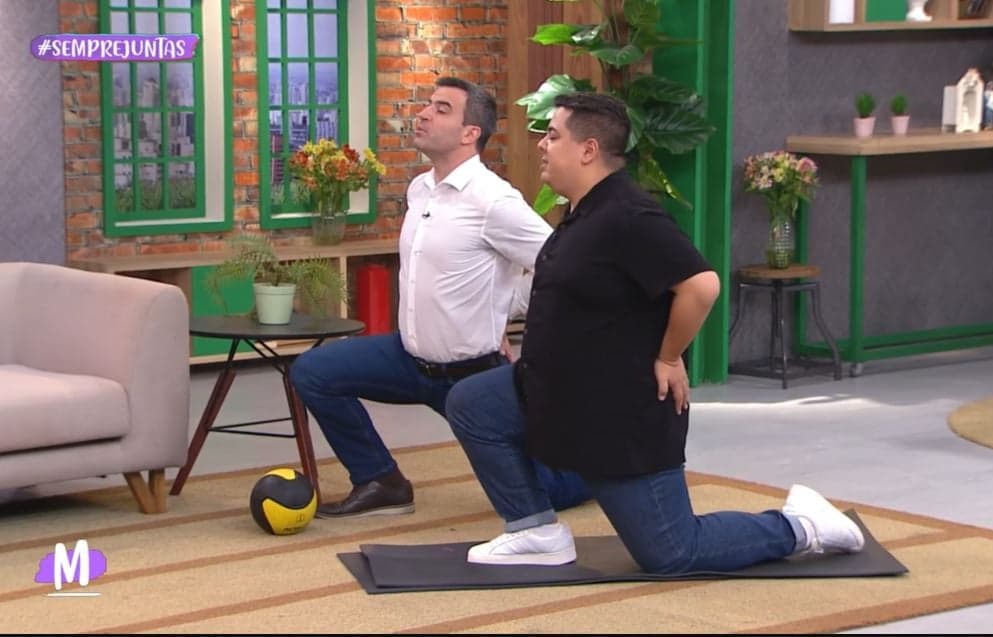 Arthur Pires no programa Mulheres, se alongando com médico fisioterapeuta - Foto Reprodução Arthur Pires no programa Mulheres, se alongando com médico fisioterapeuta - Foto Reprodução