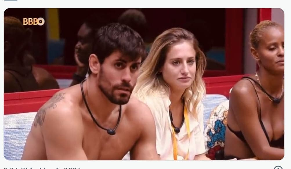 Cara de Sapato e Bruna no BBB23 vendo recado do eliminado - Foto Reprodução Cara de Sapato e Bruna no BBB23 vendo recado do eliminado - Foto Reprodução