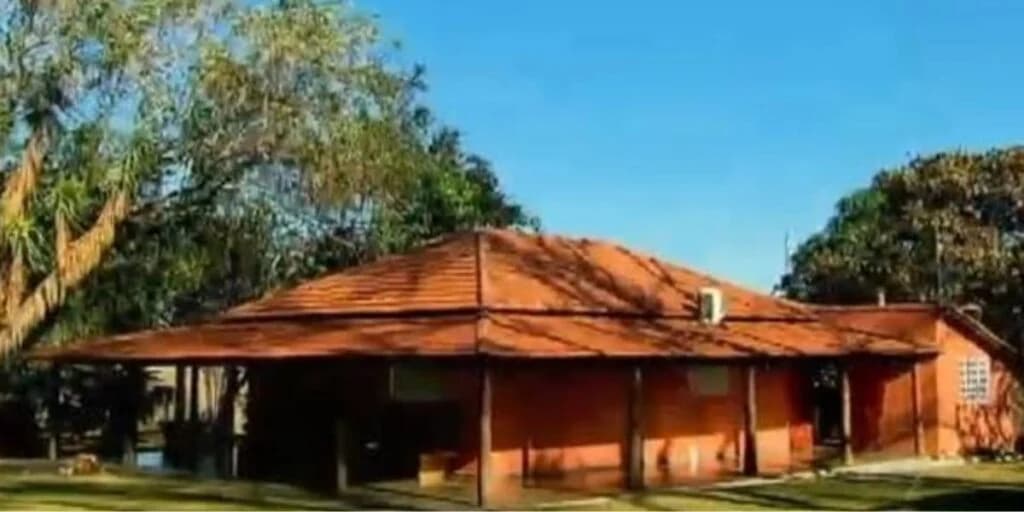 Casa da fazenda, onde possui um estúdio de música onde o cantor compõe suas músicas - Foto Reprodução Youtube Casa da fazenda, onde possui um estúdio de música onde o cantor compõe suas músicas - Foto Reprodução Youtube
