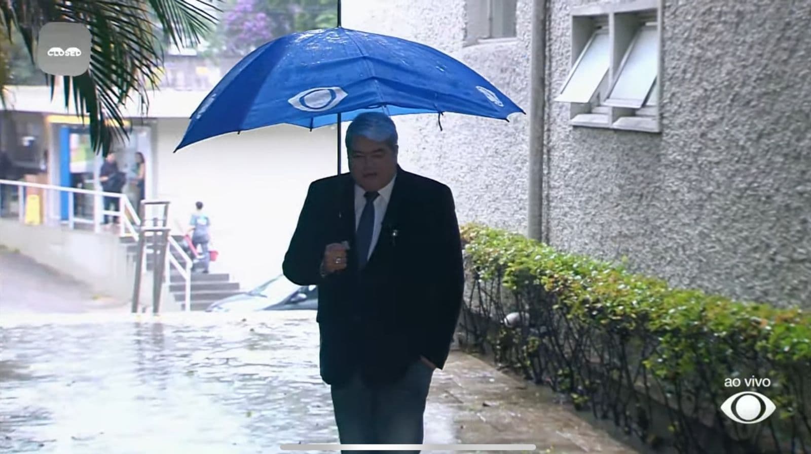 Datena abre o Brasil Urgente em meio a chuva fora dos estúdios do canal - Foto Reprodução Band Datena abre o Brasil Urgente em meio a chuva fora dos estúdios do canal - Foto Reprodução Band