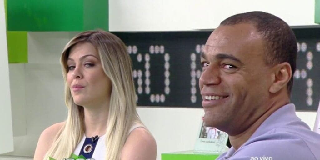 Denílson surge em bastidores do Jogo Aberto e se 'vinga' do que Renata Fan fez com ele: "Resolvi devolver"