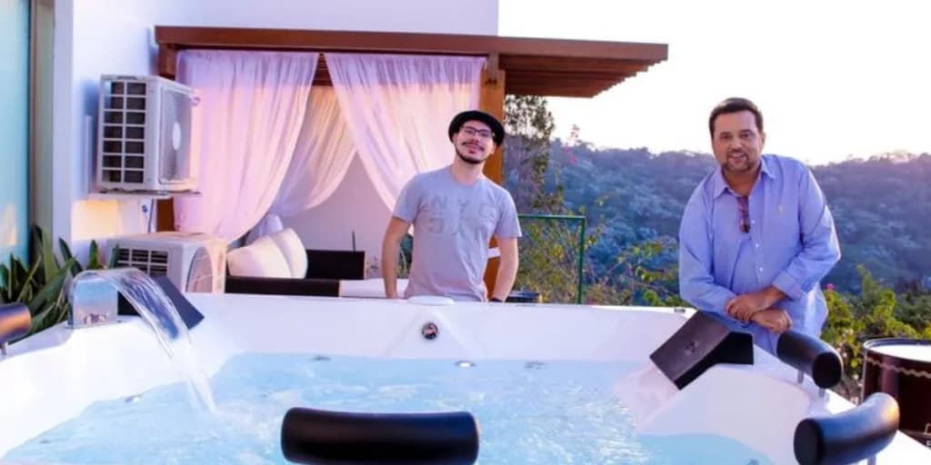 Geraldo Luis e seu filho na varanda que tem jacuzzi, da sua luxuosa mansão - Foto Reprodução Internet Geraldo Luis e seu filho na varanda que tem jacuzzi, da sua luxuosa mansão - Foto Reprodução Internet