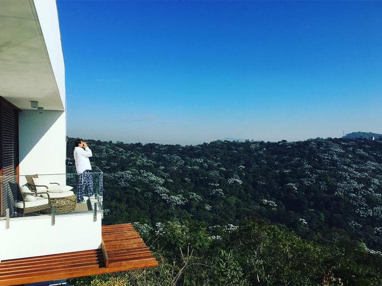 Geraldo Luis na varanda, apreciando a vista da sua luxuosa mansão - Foto Reprodução Internet Geraldo Luis na varanda, apreciando a vista da sua luxuosa mansão - Foto Reprodução Internet