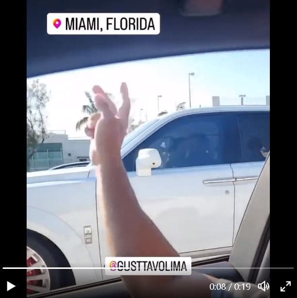 Gusttavo Lima dirigindo seu carro de R$ 7 milhões, em Miami, Florida, nos Estados Unidos - Foto Reprodução Twitter Gusttavo Lima dirigindo seu carro de R$ 7 milhões, em Miami, Florida, nos Estados Unidos - Foto Reprodução Twitter