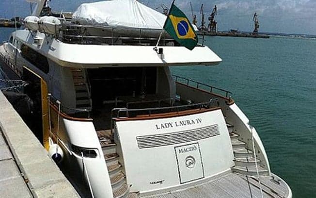 Imagens do barco Lady Laura IV, de Roberto Carlos - Foto Reprodução Internet Imagens do barco Lady Laura IV, de Roberto Carlos - Foto Reprodução Internet