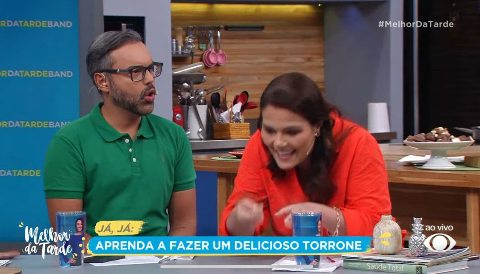 Kaká Meyer falando sobre como encontrou Catia Fonseca assim que chegou no estúdio do Melhor da Tarde - Foto Reprodução Band Kaká Meyer falando sobre como encontrou Catia Fonseca assim que chegou no estúdio do Melhor da Tarde - Foto Reprodução Band