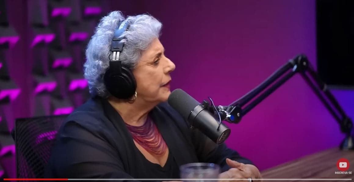 Leda Nagle, sogra de Sabrina Sato, no podcast, no YouTube, Cortes Podcast Papagaio Falante - Foto Reprodução YouTuber Leda Nagle, sogra de Sabrina Sato, no podcast, no YouTube, Cortes Podcast Papagaio Falante - Foto Reprodução YouTuber