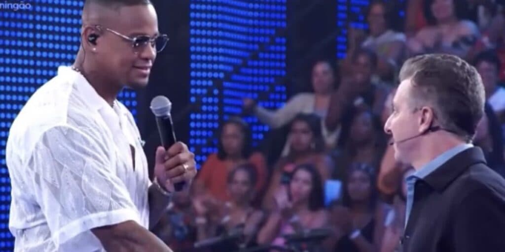 Luciano Huck deixa Léo Santana arrepiado com o que faz no Domingão e cantor fica sem reação: "Faz isso não"