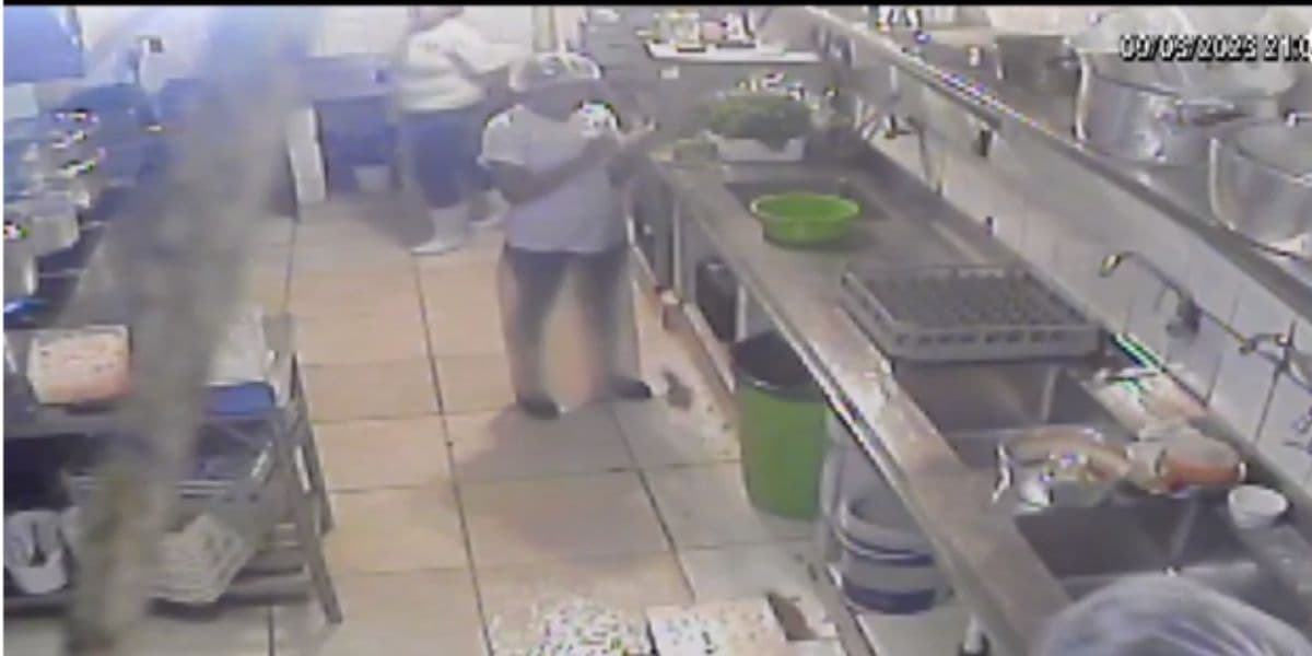 Cozinheira morra após panela de pressão explodir em restaurante (Reprodução - Câmeras de segurança) Cozinheira morra após panela de pressão explodir em restaurante (Reprodução - Câmeras de segurança)
