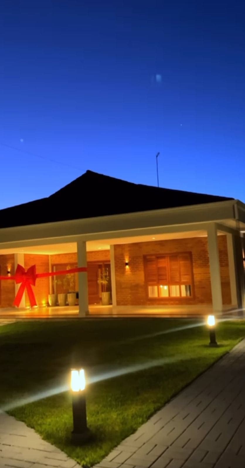 Mais detalhes da fachada da nova mansão dos famosos - Foto Reprodução Instagram Mais detalhes da fachada da nova mansão dos famosos - Foto Reprodução Instagram