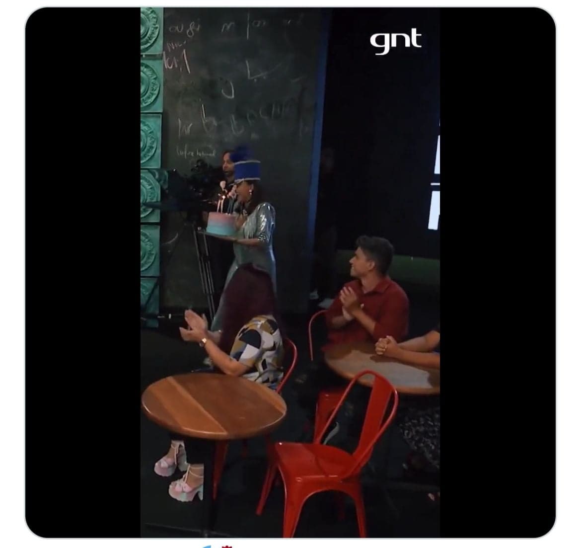 Narcisa Tamborindeguy presenteia Xuxa com um bolo - Foto Reprodução GNT Narcisa Tamborindeguy presenteia Xuxa com um bolo - Foto Reprodução GNT