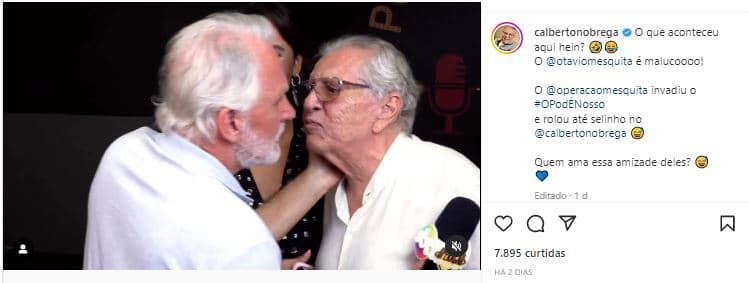 Otavio Mesquita e Carlos Alberto de Nóbrega dão selinho no PodCat O Pod É Nosso - Foto Reprodução Instagram Otavio Mesquita e Carlos Alberto de Nóbrega dão selinho no PodCat O Pod É Nosso - Foto Reprodução Instagram