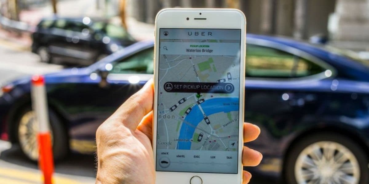 Pessoa usando o aplicativo Uber - Foto Reprodução Internet Pessoa usando o aplicativo Uber - Foto Reprodução Internet