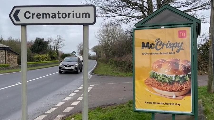 Placa mostra um sanduíche com a frase 'Aqui para ficar' - Foto Reprodução Internet Placa mostra um sanduíche com a frase 'Aqui para ficar' - Foto Reprodução Internet