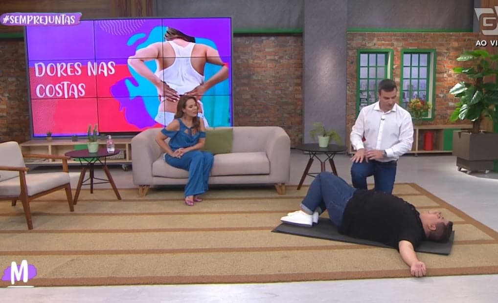 Regina Volpato e Arthur Pires no programa Mulheres, se alongando com médico fisioterapeuta - Foto Reprodução Regina Volpato e Arthur Pires no programa Mulheres, se alongando com médico fisioterapeuta - Foto Reprodução