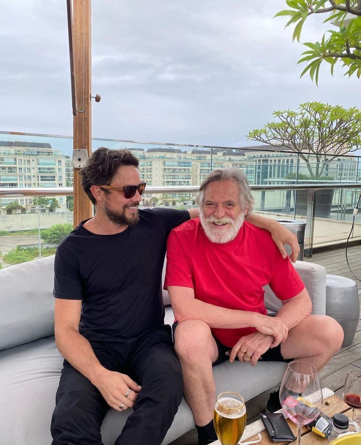 Sérgio Guizé se declara para o veterano José de Abreu em clique divulgado - Foto Reprodução Instagram Sérgio Guizé se declara para o veterano José de Abreu em clique divulgado - Foto Reprodução Instagram