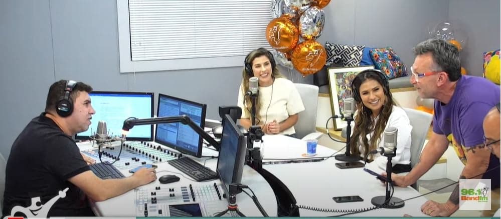 Simone Mendes e Neto, durante entrevista na Band FM - Foto Reprodução YouTube Simone Mendes e Neto, durante entrevista na Band FM - Foto Reprodução YouTube