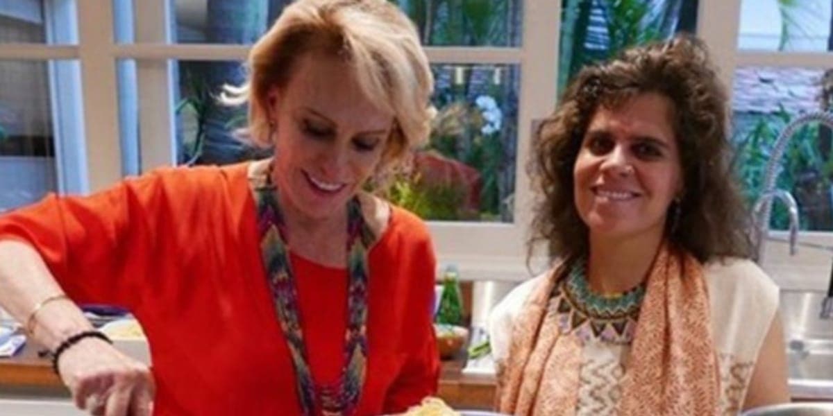 A apresentadora cozinhando junto com a herdeira (Reprodução: Instagram) A apresentadora cozinhando junto com a herdeira (Reprodução: Instagram)
