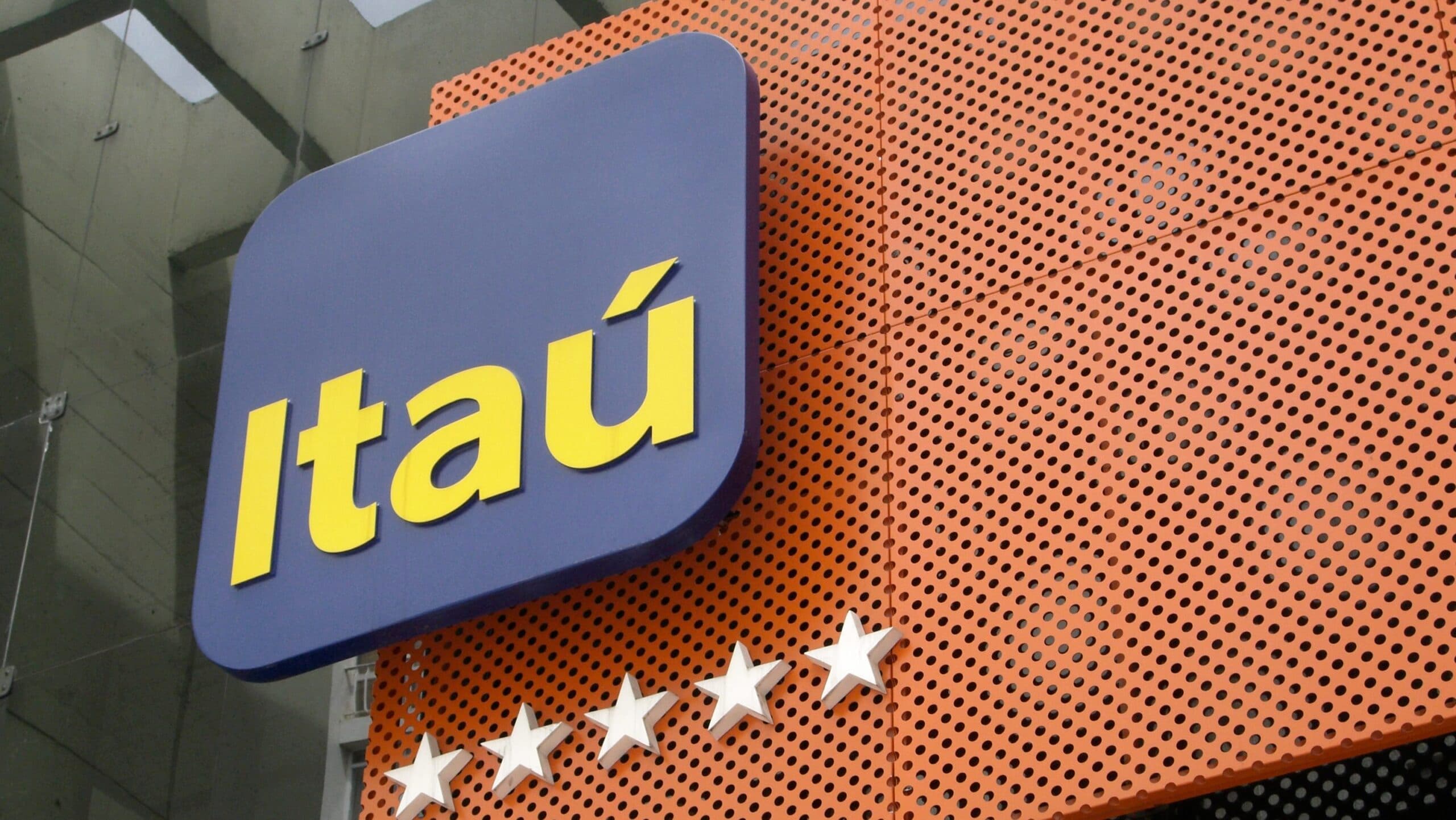 Banco Itaú fachada logo marca - Foto Reprodução Internet Banco Itaú fachada logo marca - Foto Reprodução Internet
