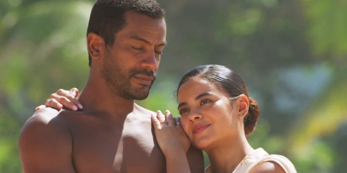 Ben e Jenifer em Vai na Fé abraçados na praia Ben e Jenifer em Vai na Fé abraçados na praia