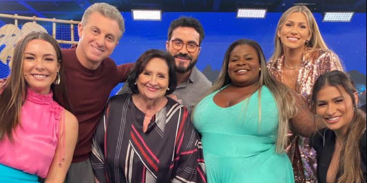 Jojo Todynho junto com todo o elenco fixo do Domingão (Reprodução: Instagram) Jojo Todynho junto com todo o elenco fixo do Domingão (Reprodução: Instagram)