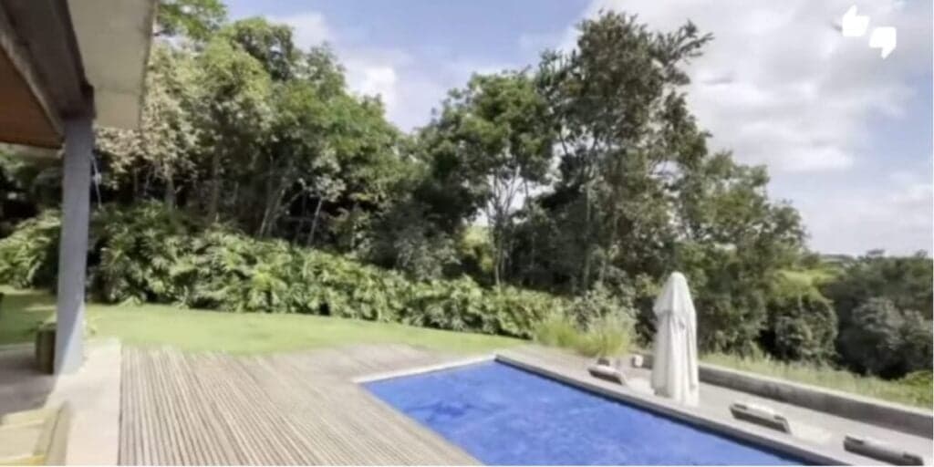 Piscina enorme com muita área de lazer e rodeada por verde (Reprodução: Youtube) Piscina enorme com muita área de lazer e rodeada por verde (Reprodução: Youtube)