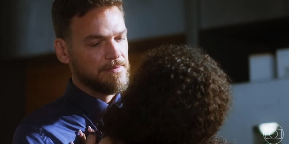 Theo encara Kate em cena da novela Vai na Fé Theo encara Kate em cena da novela Vai na Fé