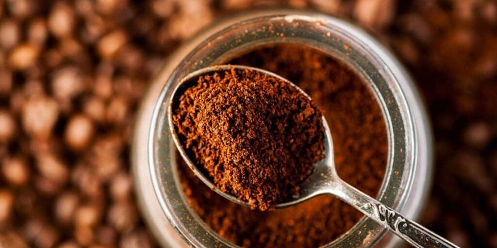 Atenção: Pó de café pode SALVAR sua geladeira de qualquer cheiro ruim e você precisa saber disso agora