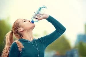 Beber muita água é muito benefíco a saúde - Foto Reprodução Internet Beber muita água é muito benefíco a saúde - Foto Reprodução Internet